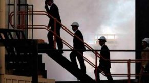 Construção civil retoma contratações e tem salários de até R$ 40 mil